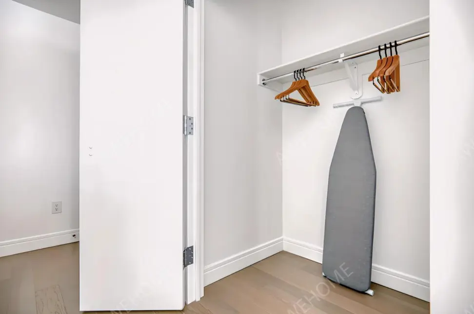 NewYork RentalsWatermark LIC-BG