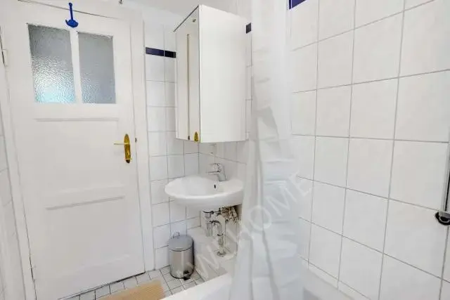 Berlin RentalsVarnhagenstr. 36
10439 Berlin
GermanyDE-01-074-0