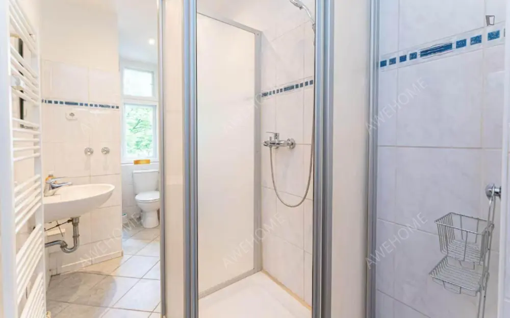 BerlinService Apartment Rentals[Service Apartment]Bed in a large triple bedroom  near Tempelhofer Fe