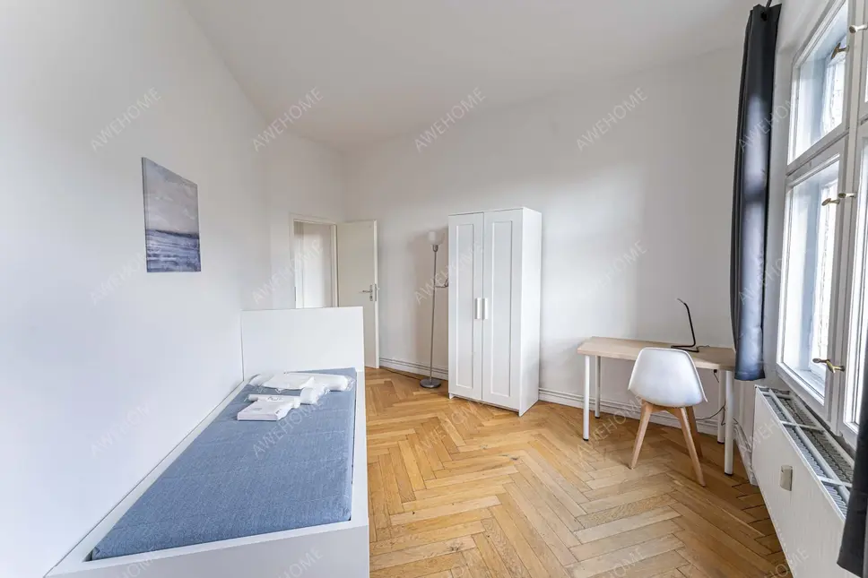 Berlin RentalsGABRIEL- MAX- STR. 2-  VH  4. OG links (Gigacube)