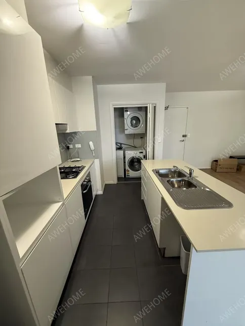 雪梨租房現代化公寓 明亮廚房 寬敞陽台 鋪有木地板和瓷磚 步行至Wolli Creek火車站