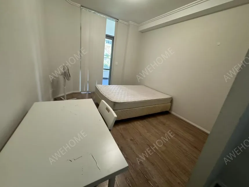 雪梨租房現代化公寓 明亮廚房 寬敞陽台 鋪有木地板和瓷磚 步行至Wolli Creek火車站