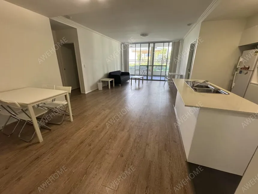 雪梨租房現代化公寓 明亮廚房 寬敞陽台 鋪有木地板和瓷磚 步行至Wolli Creek火車站