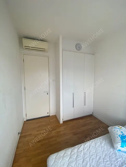 SingaporeSingle Apartment Rentals[Single Apartment]先驱地铁站 centris网红公寓  落地窗大普通房招租