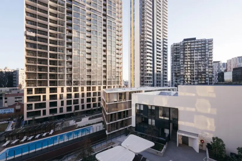 悉尼租房City核心区域的高层两房两卫公寓，旁边是海德公园