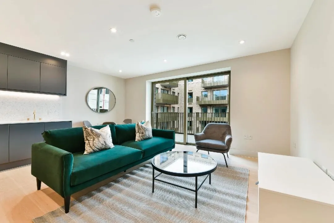 Luxury London Neighborhood | 2B2B Average $400+ per person | Brand New Apartment with High-End Furniture