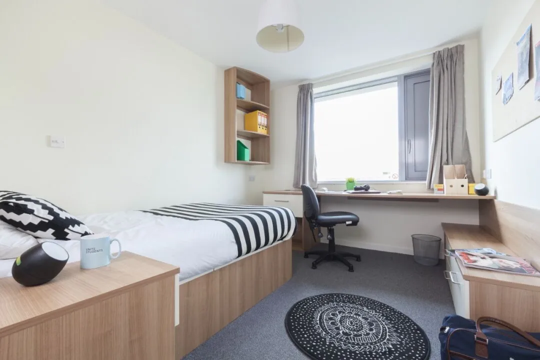 London student apartment, 13 minutes walk to LCC, £320 per week.