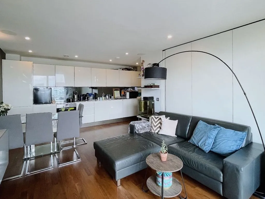 I found a great value three-bedroom apartment on the Isle of Dogs! Only 269 pounds per person.