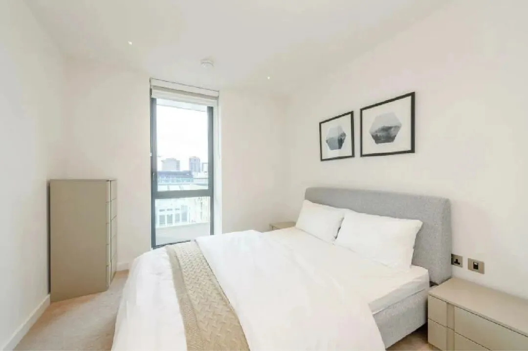 London Rental | Floor-to-ceiling windows | 2B