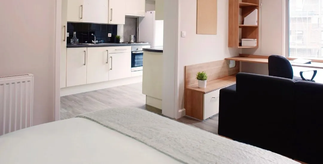 London rental! KCL and LCC students, swipe left to view the available properties!