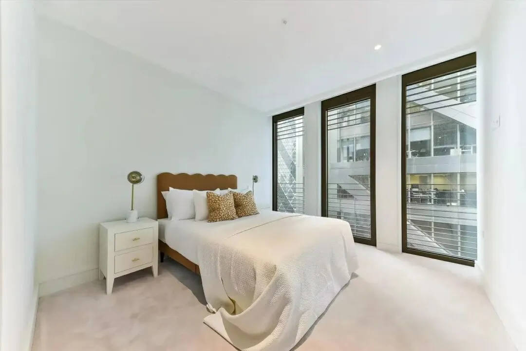 London | Aldgate Tower Bridge High-rise with spacious and well-lit layout, large area.