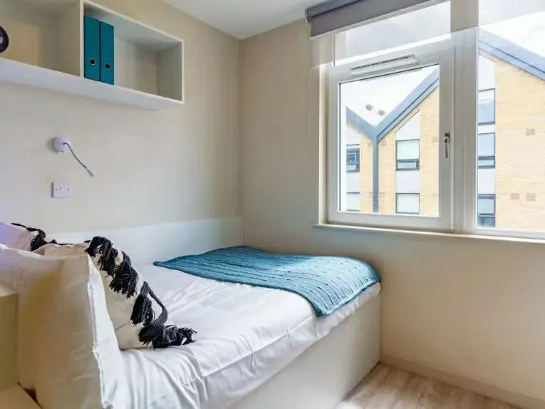 Exeter | £200 per week + Floor-to-ceiling windows | Spacious studio