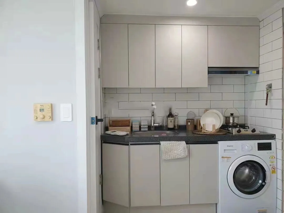 "Small but complete with all the essentials" - Single room in Seoul for rent.