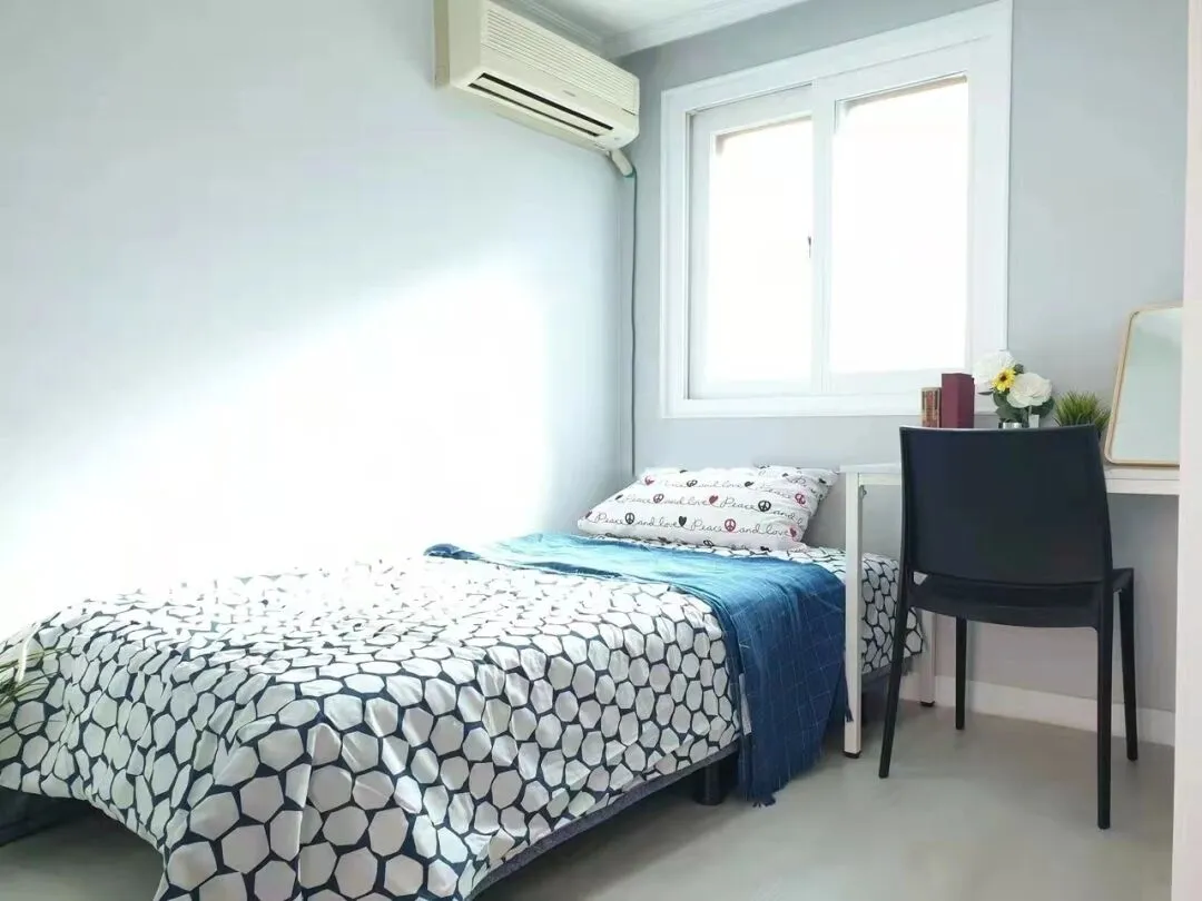 "Small but complete with all the essentials" - Single room in Seoul for rent.