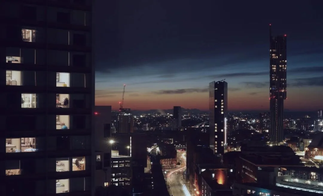 絕美夜景！曼徹斯特公寓，臉上就是曼大！