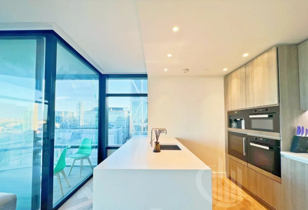 Renting a high-rise 2B2B in London with such a scenic view is filled with a sense of happiness!