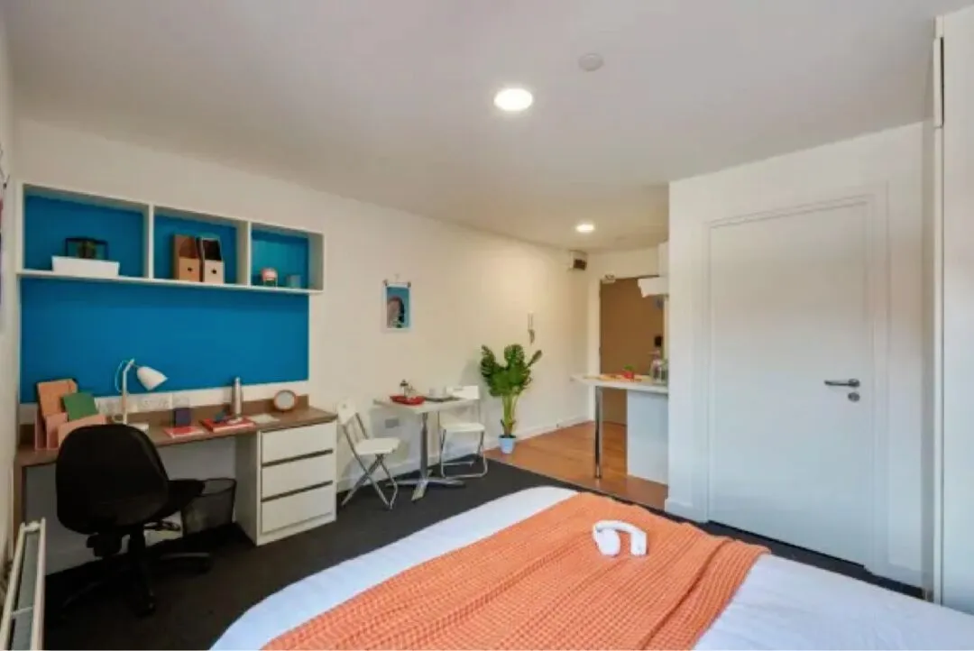 London Rental | Studio in Wembley for over 200 | Swimming Pool