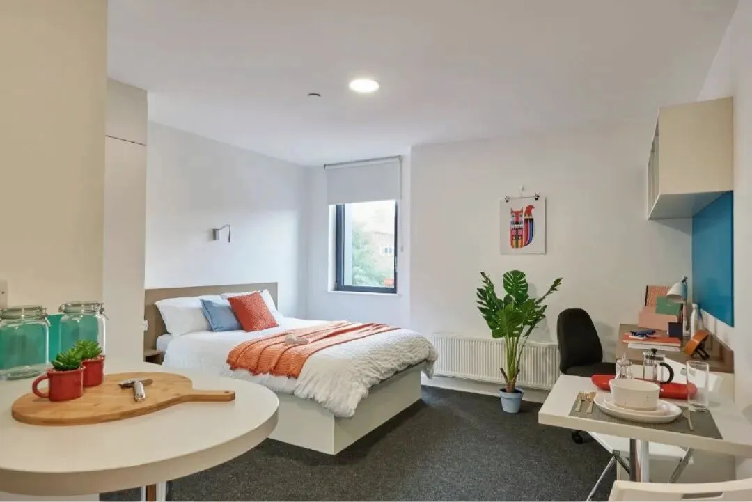 London Rental | Studio in Wembley for over 200 | Swimming Pool