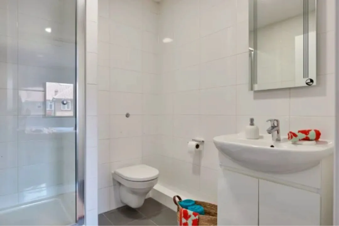 London Rental | Studio in Wembley for over 200 | Swimming Pool