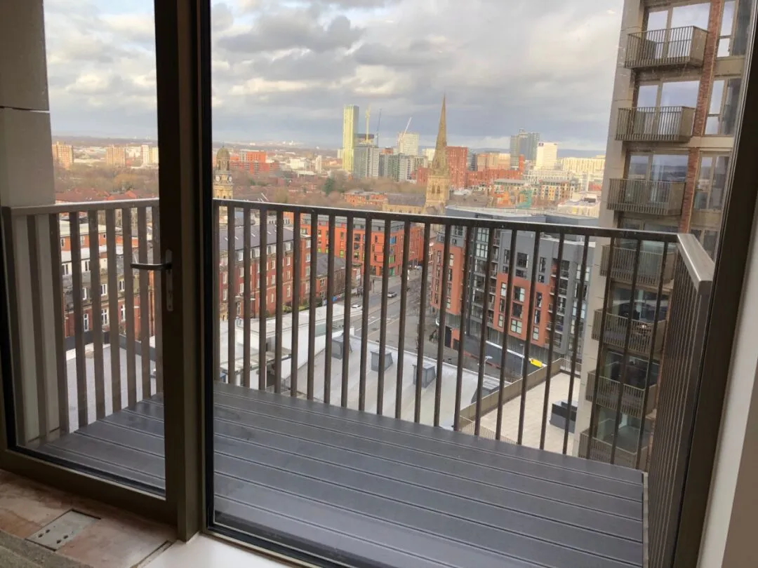 Two 2-bedroom apartments in Manchester, with great views, are the best choice.👀