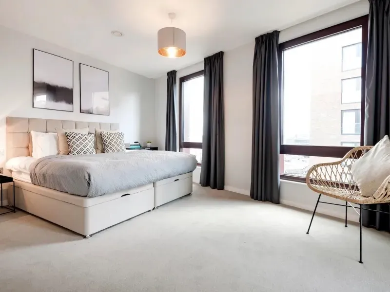 NW1 is a vibrant area with a 2-bedroom apartment conveniently located within a 15-minute walk to UCL and a 10-minute bus ride.