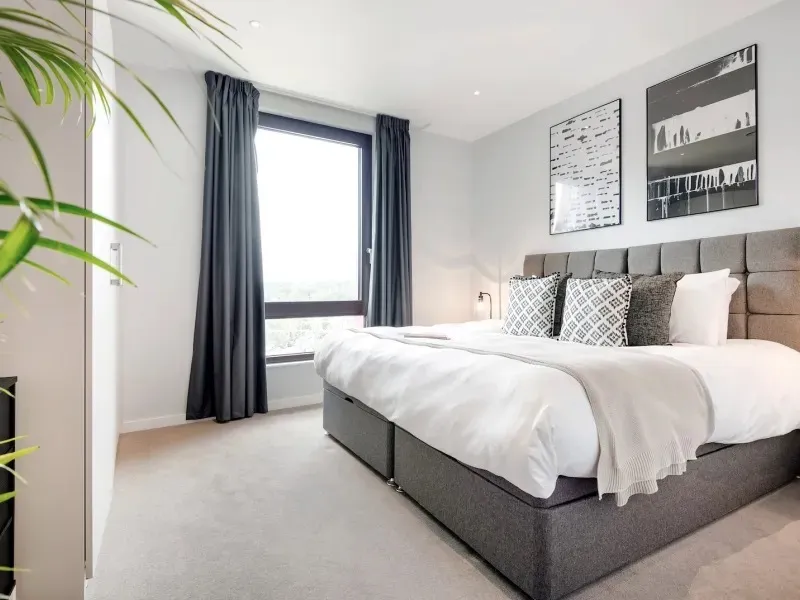 NW1 is a vibrant area with a 2-bedroom apartment conveniently located within a 15-minute walk to UCL and a 10-minute bus ride.