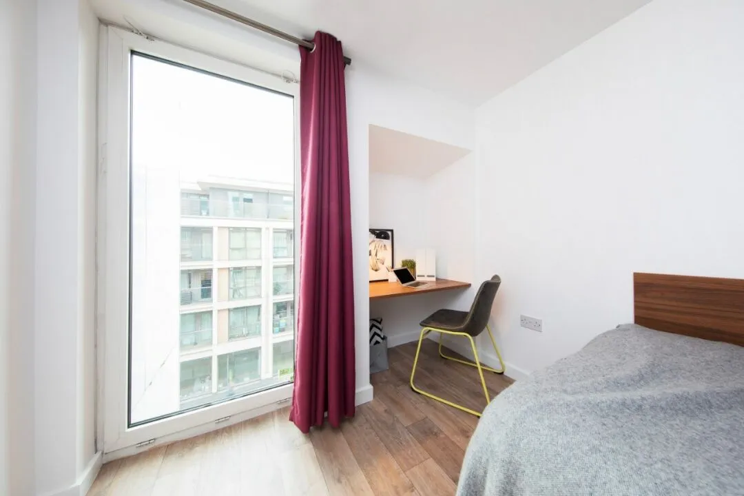 London student apartment with lightning-fast access to prestigious universities. 💨