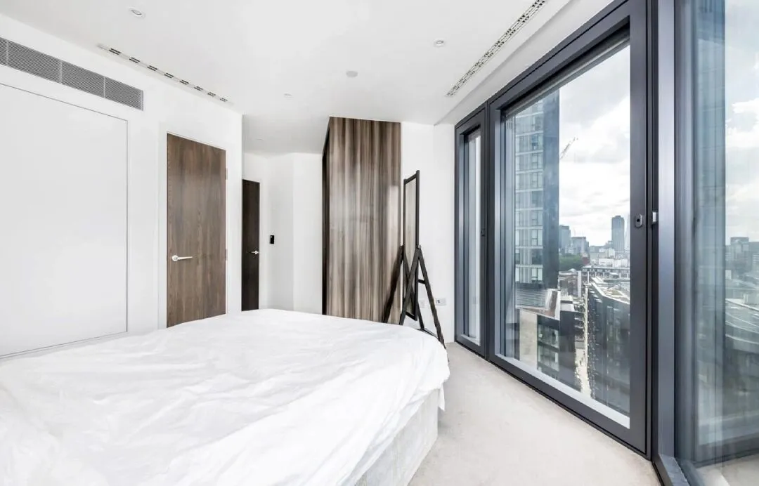 London rental apartment at 250 City, who doesn't love these floor-to-ceiling windows!