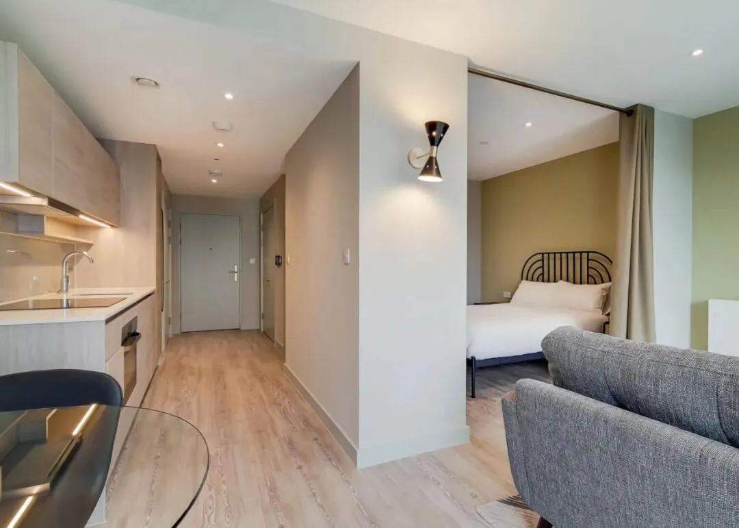 Oh my goodness! This 40-square-meter room in London is actually a studio apartment.
