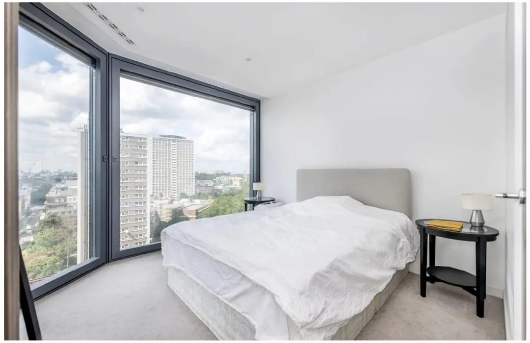 London rental apartment at 250 City, who doesn't love these floor-to-ceiling windows!