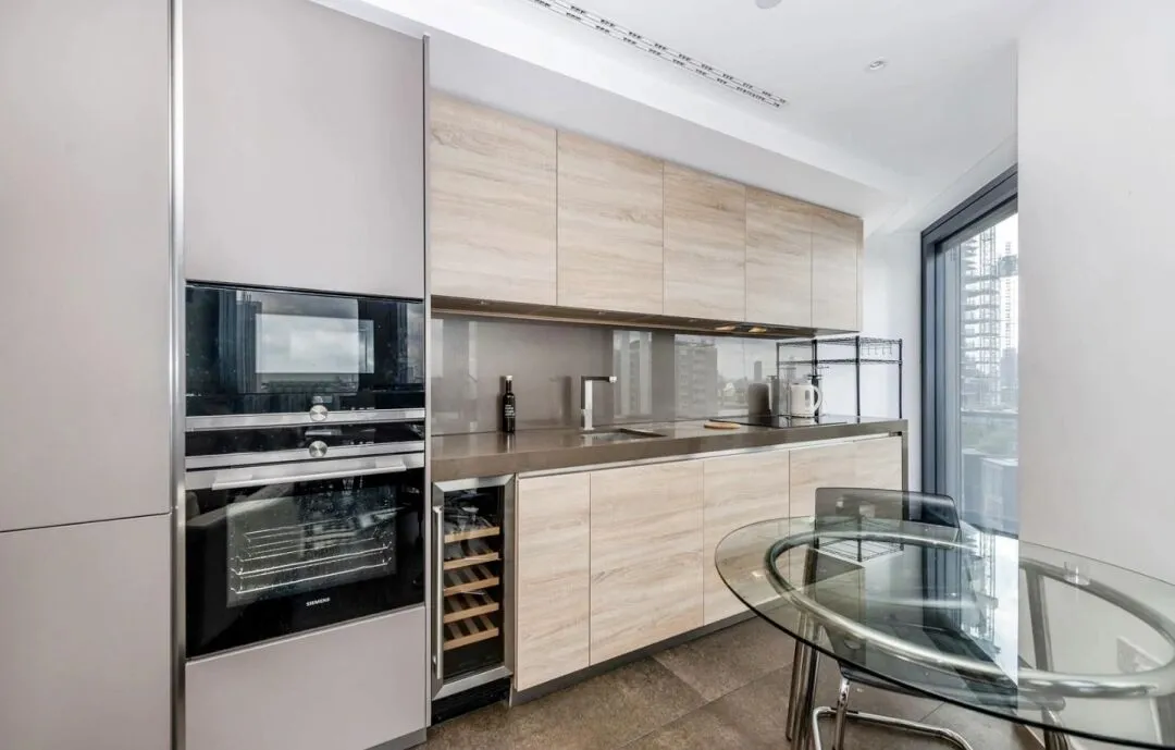 London rental apartment at 250 City, who doesn't love these floor-to-ceiling windows!