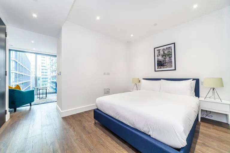 Promise me that you will definitely stay at Goodman in the London apartment.