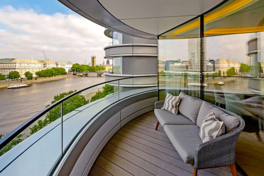 London Rental | Beautiful curved balcony river view room~