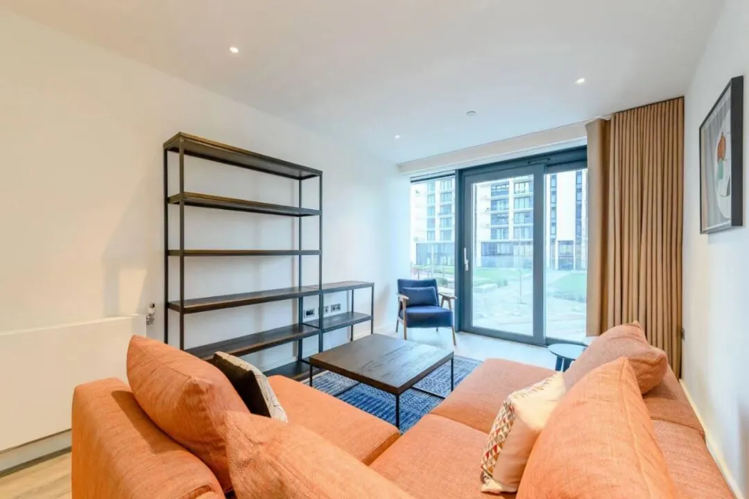 London balcony luxury home with a fitness center and an outdoor garden, pet-friendly.