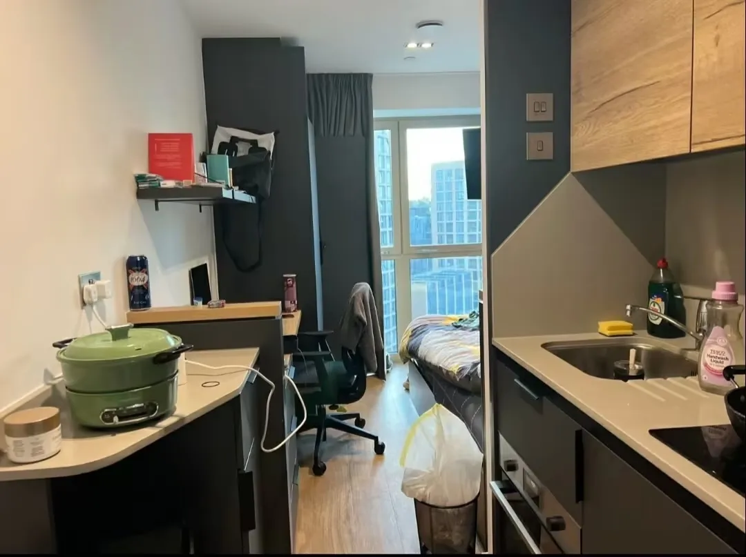 Sublet】Spacious room with floor-to-ceiling windows in London available for sublet.