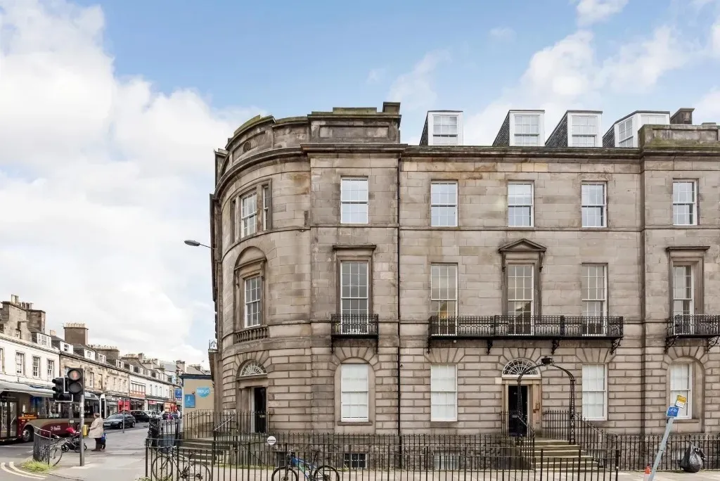 They booked this 3b2b apartment before they even arrived in Edinburgh.