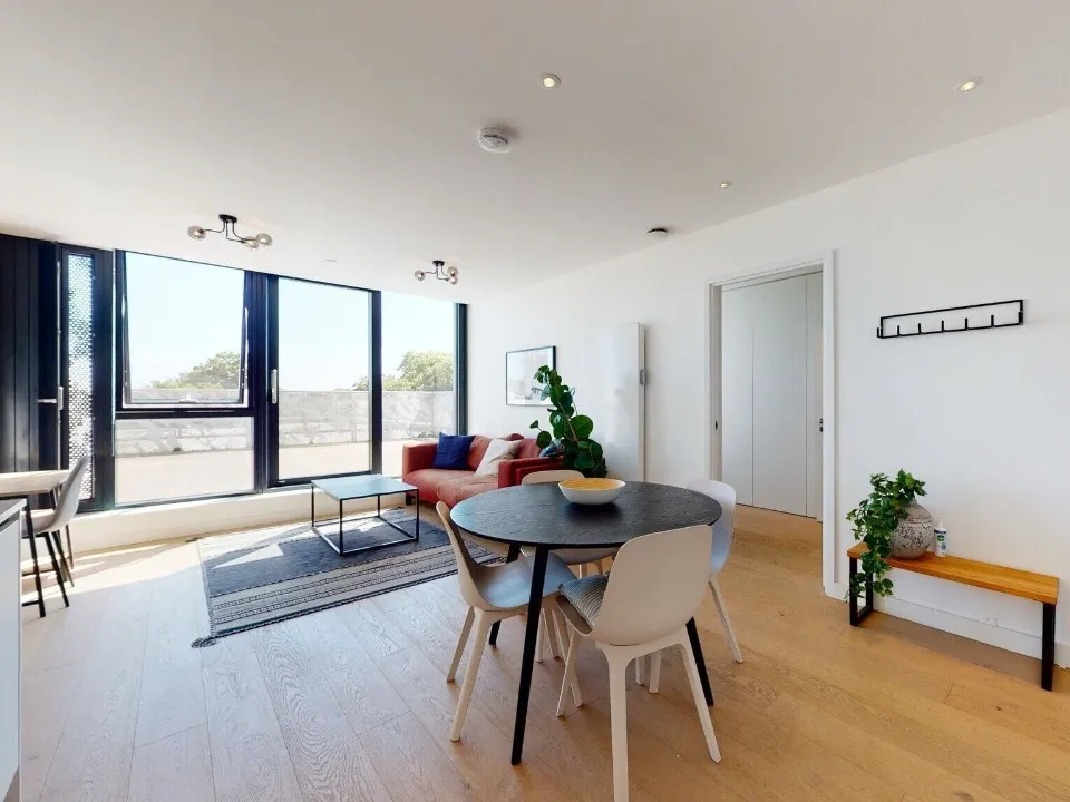 More than 400 people live in London in a large one-bedroom apartment, it smells really nice!