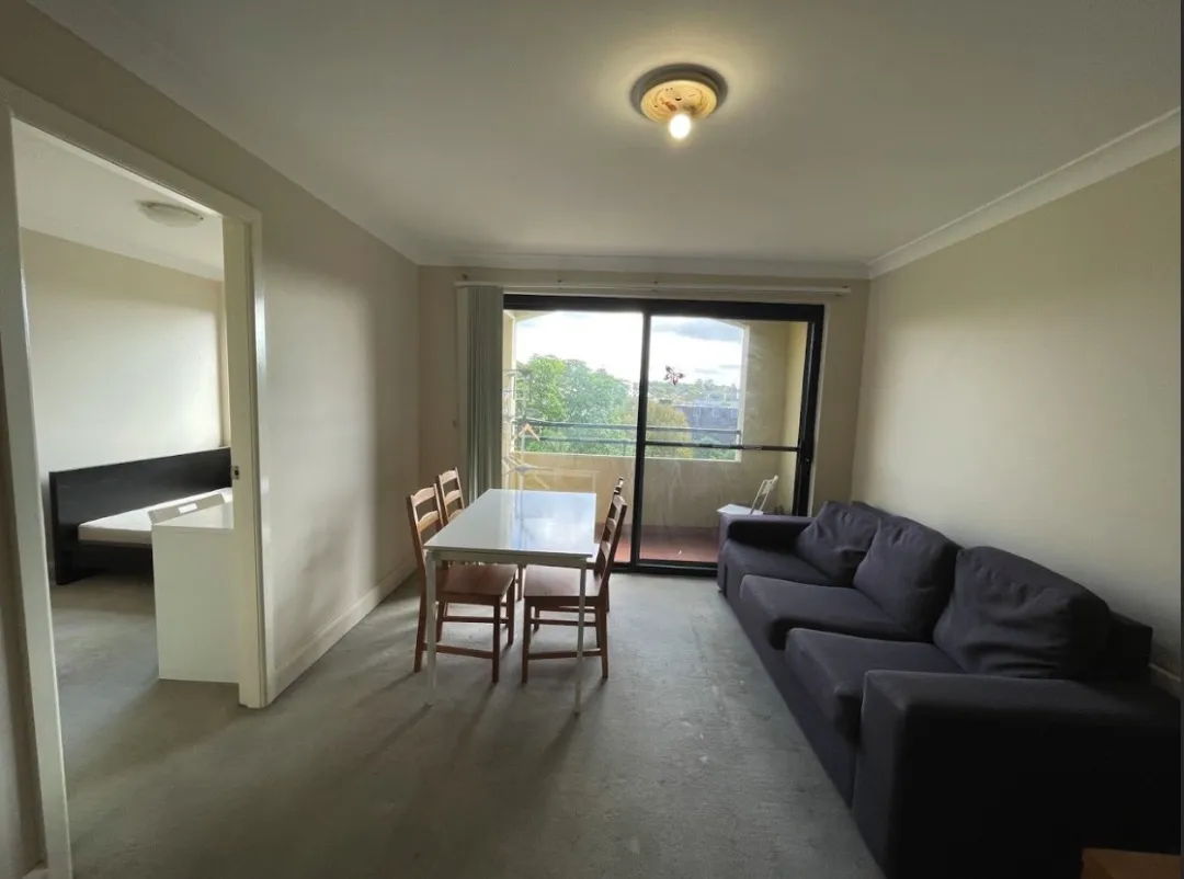 Walk 5 minutes to Sydney University, short-term rent of 300pw all bills included.