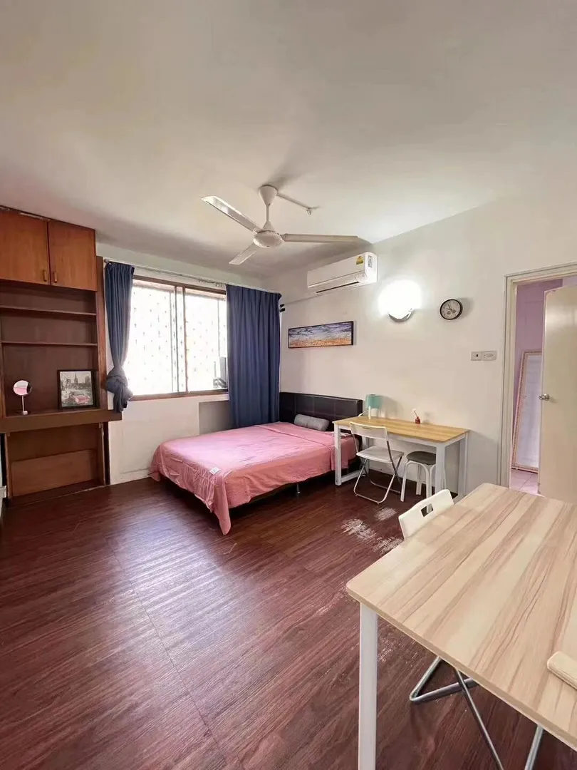 Singaporean students come and take a look! Nowina Master Room