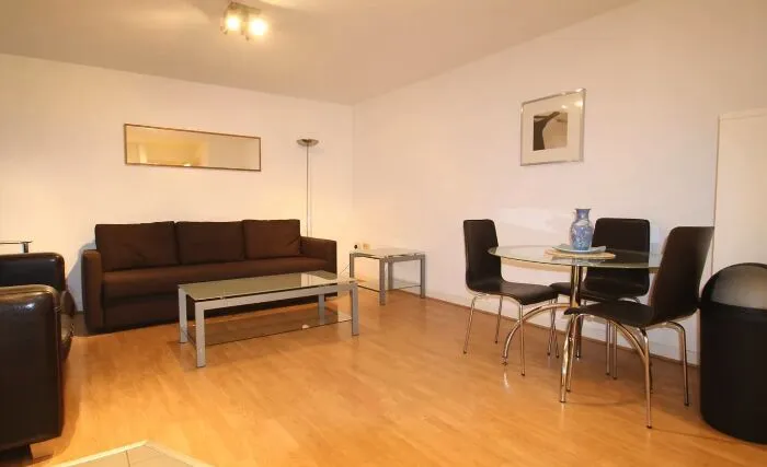 Experience the London lifestyle to the fullest with this luxury furnished apartment at Canary Wharf.