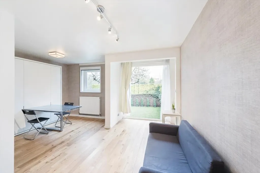 Can you believe it? A studio in Chelsea for £350 with a backyard!