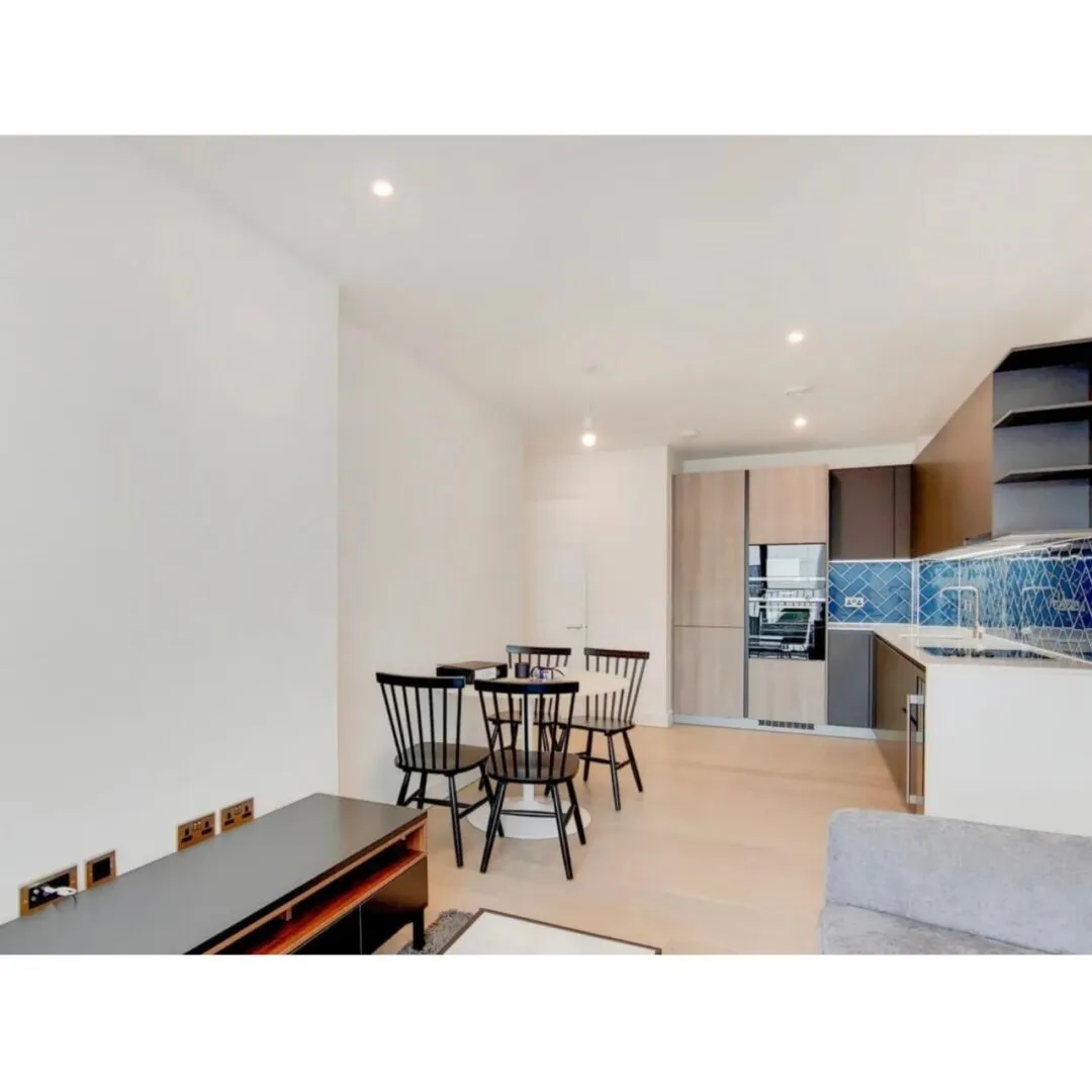 This 2b with a balcony in London is amazing, with a great cost-performance ratio.