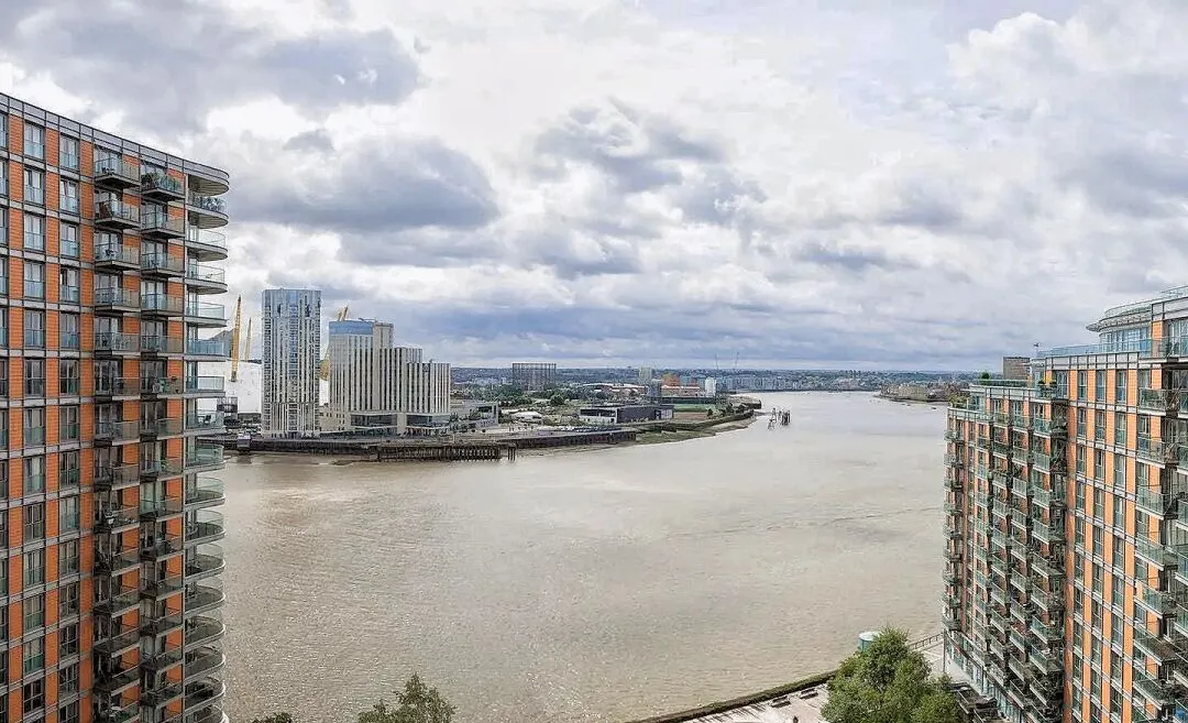 🇬🇧Who understands this sea view house in London's Isle of Dogs, with an average of £300 per person?!