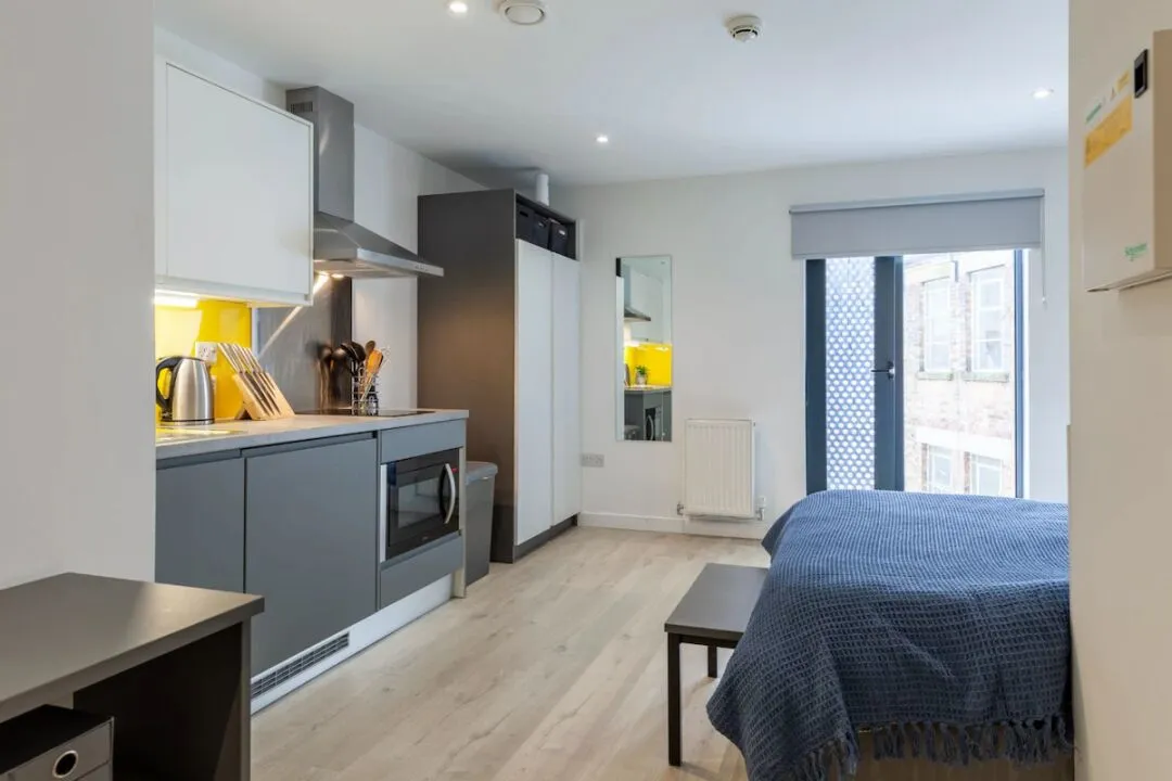 This floor-to-ceiling window apartment in Nottingham city center offers zero deposit upon move-in!