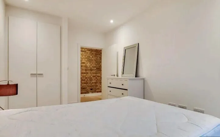 1b1b apartments near Canary Wharf are available for around £400 per week.