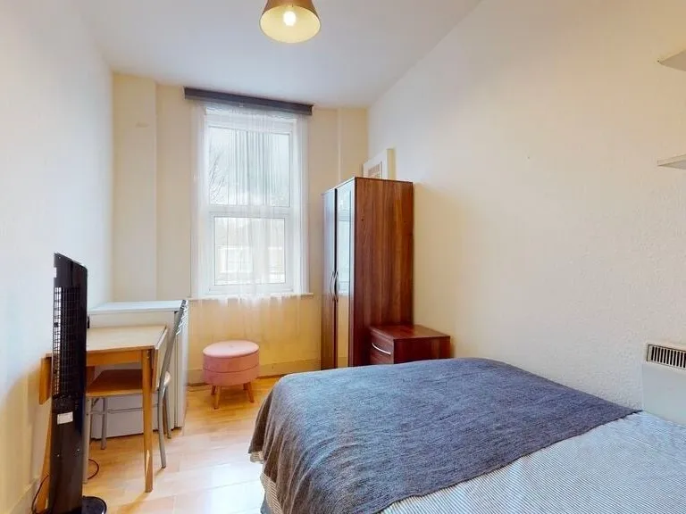 £200 per week, less than £1000 per month, renting in London is a steal!