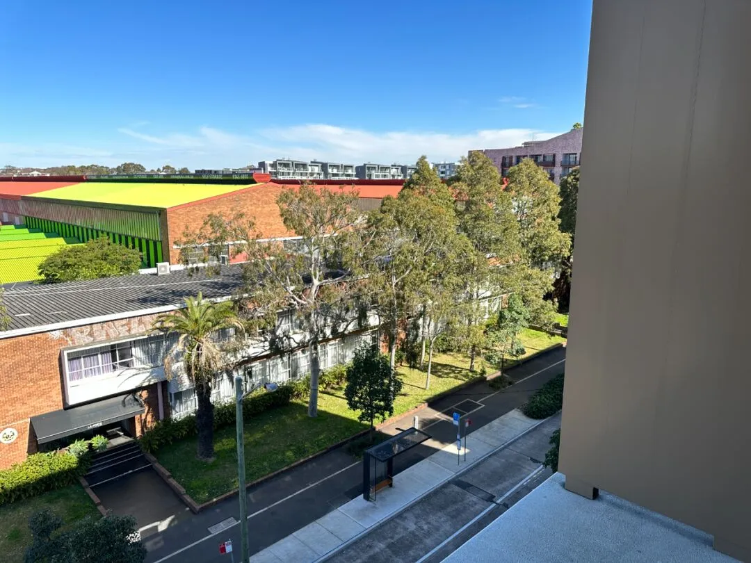 這個房子唯一的缺點就是離新南大學太近了！