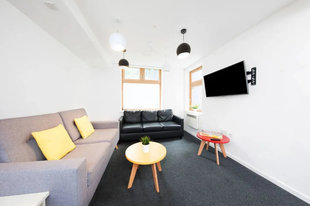 🇬🇧 Found a student apartment in Zone 1 of London for £270 per week.