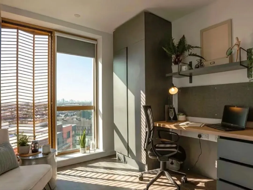 🇬🇧I really like the large floor-to-ceiling windows! London student apartment.