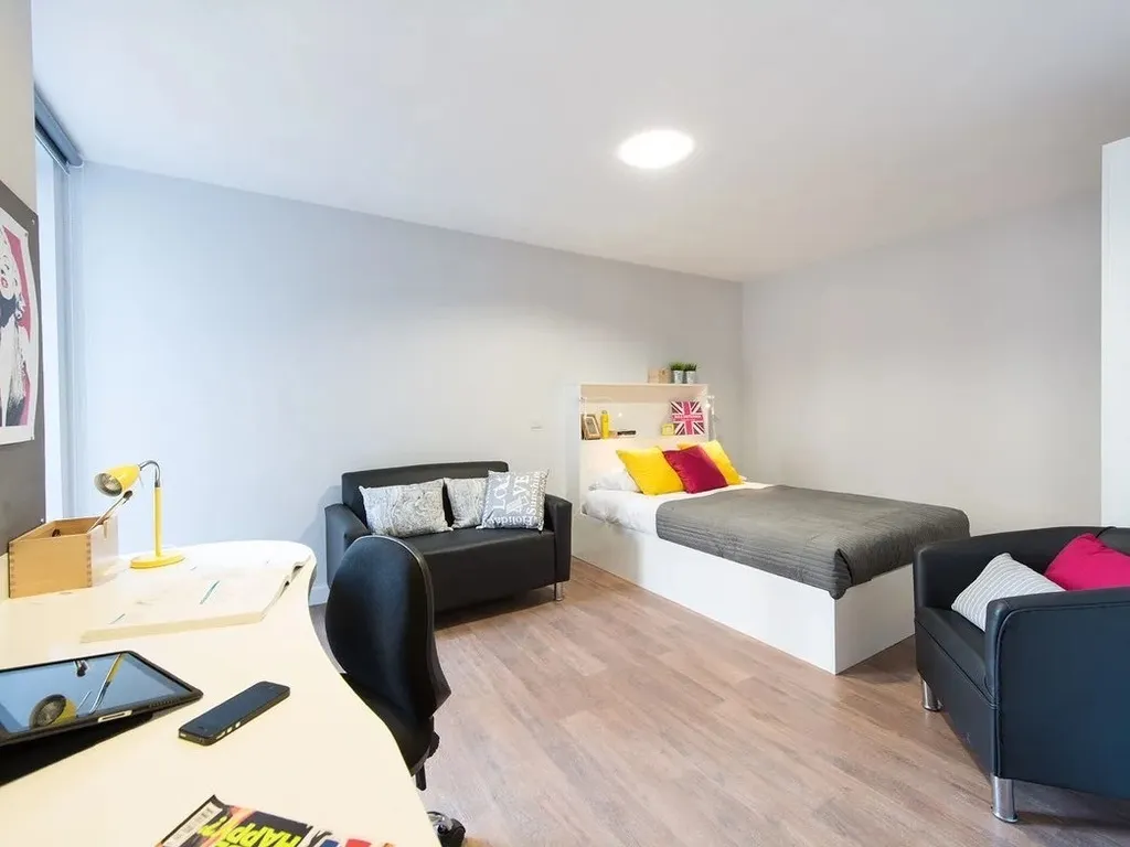 London Bargain Alert! ❗️ Spacious studio apartment for only £400 per week. 😱